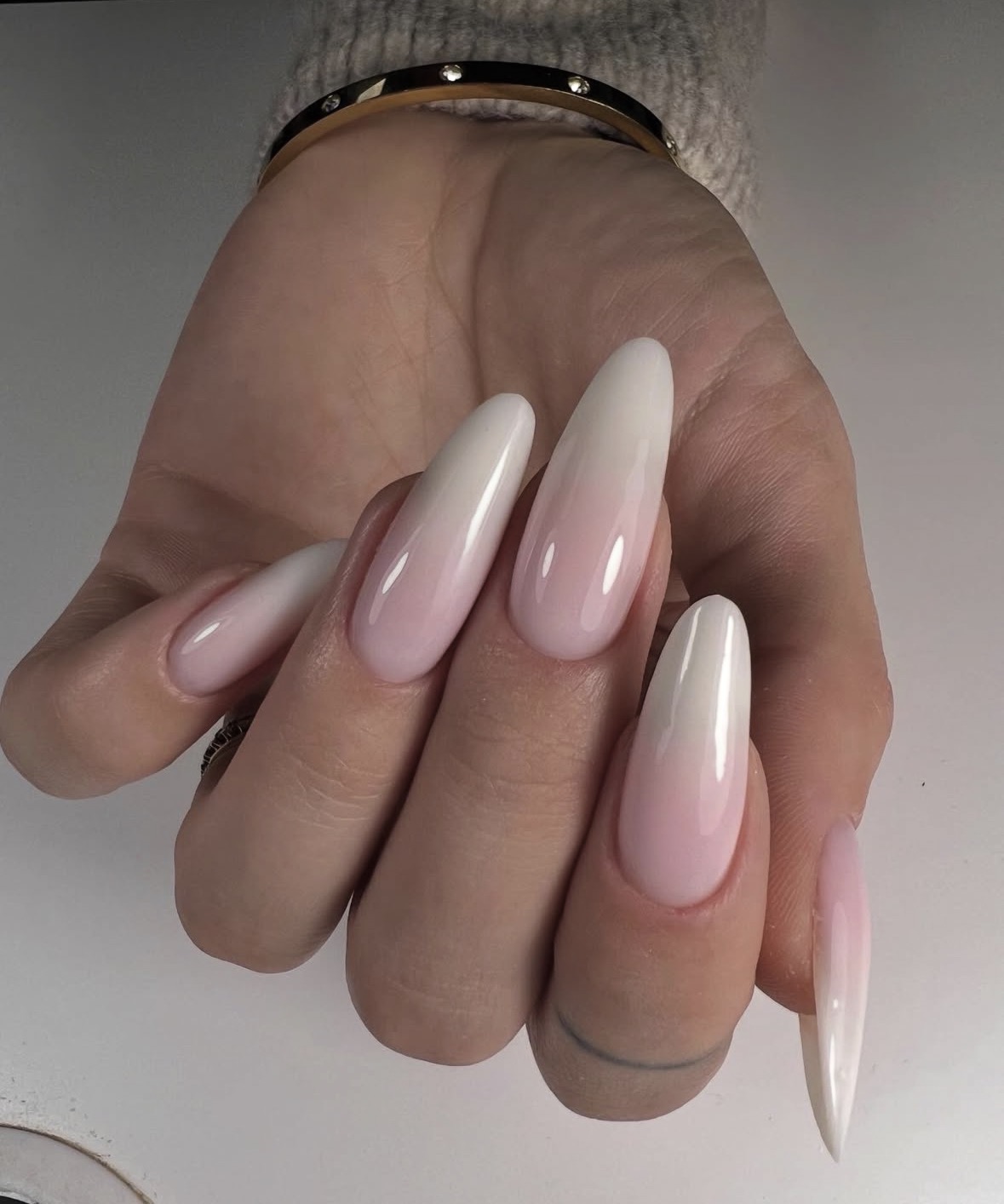 Mliečne ombre nechty — CULT Studio